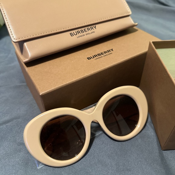 Burberry Margot sunglasses brand new with original box - Picture 1 of 2